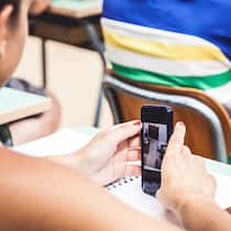 Braucht die Schweiz ein Handy-Verbot? Smartphone in der Schule