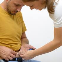 Keine Angst vor den Spritzen Ein junger Mann lässt sich von der Ärztin zeigen, wie man sich selbst Insulin spritzt.