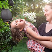 Kinderzähne bröckeln immer öfter Kind auf Arm der Mutter