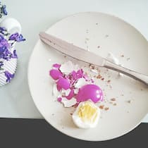 Das Märchen vom Cholesterin Blick auf einen Teller mit einem geschälten Osterei.