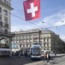 Darum geht es beim Paket aus AHV und Steuerreform Die Schweiz ist auch für ausländische Versicherungsbroker interessant.