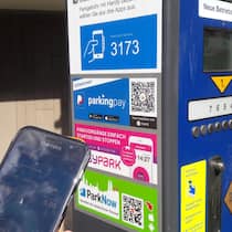 Den Parkplatz mit dem Handy bezahlen Parking Aps in der Stadt Zuerich