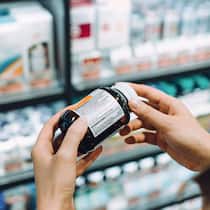 Oft das falsche Rezept Eine Frau liest die Beschriftung einer Medikamentenpackung.