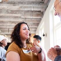 «Ich zweifle sofort an mir» Eine Frau und ein Mann stellen sich an einem Workshop einander gegenseitig vor.