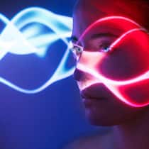 Die Kraft der Gedanken Eine Frau ist in Gedanken versunken.