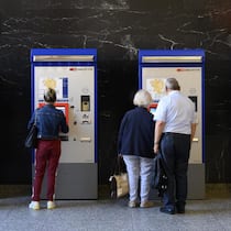 Teures Zugbillett, günstiges Auto Menschen kaufen Zug Tickets