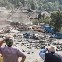 Was der Schweiz am meisten Sorgen macht – und was man jetzt tun kann Einwohnerinnen und Einwohner von Bondo GR schauen 2017 auf ihr durch einen Murgang zerstörtes Dorf.