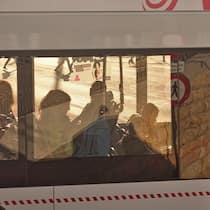 Kontrolleur droht 14-Jährigem mit Anzeige Buspassagiere, Bahnhofplatz Winterthur: Ein Teenager löst versehentlich ein Ticket auf den Namen seiner Mutter. Busse VBZ Anzeige