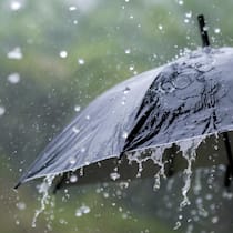 Industrie-Chemikalien verseuchen Regenwasser Regen prasselt auf Regenschirm