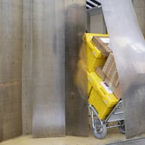 Schluss mit gratis Paketzusteller der Schweizerischen Post Halid Dursun befoerdert Pakete auf einer Sackkarre fuer die Zustellung zum Kunden, aufgenommen am Montag, 15. November 2021 in Zuerich. (KEYSTONE / Ennio Leanza)