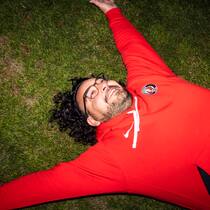 «Die ganze Welt war gegen mich – ausser Paolo» Paolo Vitale, Jugend-Fussballtrainer, posiert fuer ein Portrait auf dem Sportplatz Buchwiesen in Seebach, in Zuerich, am Donnerstag, 22. August 2022. (Foto: Dominic Steinmann)