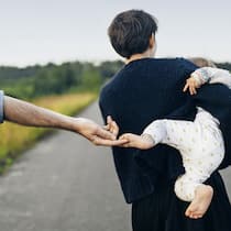 Wer ist denn jetzt der Vater? Vater berührt Fuss seiner Tochter