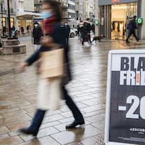 Nicht nur am Black Friday, sondern das ganze Jahr sparen Black Friday in einer Schweizer Shopping-Meile. Händlerinnen und Händler locken mit vermeintlichen Rabattaktionen.