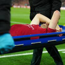 Eine Leidenschaft, die Leiden schafft Diogo Jota wird auf einer Bare vom Feld getragen