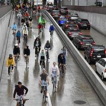 Die Hälfte der Strasse für die Velos Heute noch die Ausnahme: Velofahrende nehmen sich die Hälfte des Strassenraums, wie hier an der Critical Mass in Zürich