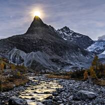 Das sind die geheimen Wasserkraft-Projekte des Parlaments Nachtaufnahme bei Ferpecle mit Sicht auf die beiden Gletscher: Mont-Mine (r.) und Ferpecle (l.). Das Parlament will 15 neue Wasserkraft- werke im Eilverfahren bauen lassen. Weitere 17 sind in Vorbereitung. Ort und Details wollte der Bund geheim halten.