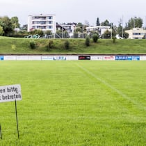 «Chömid Jungs! Möchid Jungs!» EMMENBRUECKE, 02.09.2017 - Infolge Regenfall und spaeteren Cupspiels hat die Gemeinde beschlossen, am Samstag 2. 9. keine Spiele auf dem Rasen im Stadion Gersag stattfinden zu lassen. Die Spiele wurden auf Kunstrasen verlegt. PHOTO BY PASCAL MORA