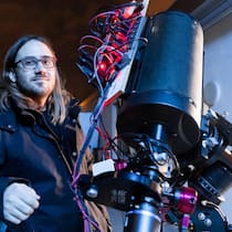 Er holt die Sterne auf die Erde Mit dem Mini- Rechenzentrum auf dem Teleskop kann Tino Heuberger die Aufnahmen programmieren und das Fernrohr, bestückt mit Kamera, arbeiten lassen.