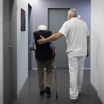 Das Ende der freien Arztwahl? Ein Arzt begleitet eine Frau in ein Behandlungszimmer.
