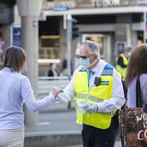 «Eine Maskenpflicht würde uns entlasten» Mitarbeiter der Verkehrsbetriebe Zuerich (VBZ), verteilen Hygienemasken an die Fahrgaeste der Tramhaltestelle Bellevue in Zuerich, aufgenommen am Dienstag, 19. Mai 2020. (KEYSTONE/Ennio Leanza)