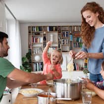 Entlastung für Familien oder Millionen für Reiche? Familie am Esstisch