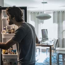 Drei Ernährungstipps für den Lockdown Mann vor Kühlschrank