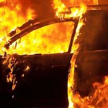 E-Autos sind Brandrisiko in Tiefgaragen Auto in Vollbrand
