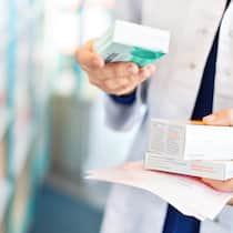 Werden nun die Medikamente knapp? Ein Apotheker hält Medikamente in der Hand.