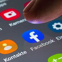 Wie kann man lästige Sexanfragen abstellen? Facebook-App auf einem Handybildschirm