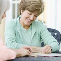 Gymnastik für die grauen Zellen Zwei ältere Frauen spielen Scrabble.