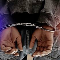 Zwei Tage in Haft, weil Staatsanwaltschaft schlampte Ein Mann steht auf der Strasse, die Hände sind in Handschellen.