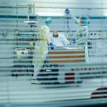 Im Blindflug durch die Pandemie Intensivmediziner beatmen einen Patienten mit Covid-19 auf Intensivstation im Spital