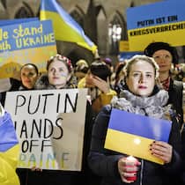 Spendengelder für die Banken? Demonstranten und Demonstrantinnen protestieren gegen den Ukrainekrieg