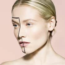 Wenn die Schönheits-OP hässlich wird Das Gesicht einer jungen Frau mit einer schwarzen Linie für eine spätere Operation eingezeichnet