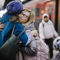 Питання щодо перебування українських біженців у Швейцарії Zwei Frauen umarmen sich am Hauptbahnhof Zürich.