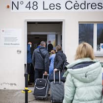 Ответы на главные вопросы украинских беженцев в Швейцарии Ukrainische Flüchtlinge mit ihren Koffern stehen vor dem Eingang des Bundesasylzentrums Boudry im Kanton Neuenburg.