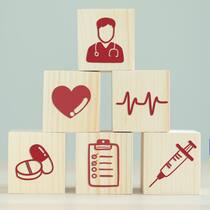 Відповіді на найважливіші медичні питання Close-up of wooden cubes with red signs used in a medical aspect.