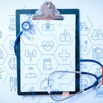 Antworten auf die wichtigsten medizinischen Fragen Tablet mit medizinischen Symbolen