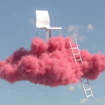 Neu im Chefsessel? Das kommt bald auf Sie zu Eine Leiter, als Symbol für die Karriereleiter, ist an eine rosafarbige Wolke gelehnt, auf der ein Chefsessel bzw. ein Stuhl platziert ist. Diese Pflichten haben Vorgesetzte.