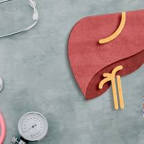 Answers to the most important medical questions Ein Stethoskop liegt auf einem grauen Tisch, daneben eine abstrakte Abbildung einer Leber.