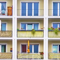 Vier Wände und tausend Paragrafen – was zu beachten ist Balkone an einem Apartmenthaus