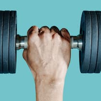 Auch Männer haben ihre Tage Ein Mann hebt mit einer Hand eine kleine Hantel in die Höhe.