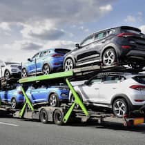 So sparen Sie viel Geld beim Autokauf Ein Autotransport auf einer Strasse