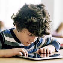 Software für Schulen unter Beschuss Ein Schüler arbeitet im Klassenzimmer an einem iPad