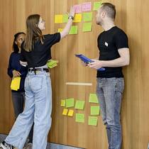«Wir bekamen das Gefühl, etwas bewirken zu können» Das Bürgerpanel in Winterthur - Teilnehmer kleben Post-its mit Vorschlägen an eine Wand.