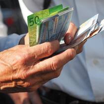 Aargau stoppt Raubzug auf PK-Gelder Eine ältere Person hält mehrere Banknoten in der Hand