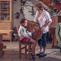 Eine Rentnerin spendet Trost und Logis Vreni Hiltebrand und Katja beim Bandura-Spielen