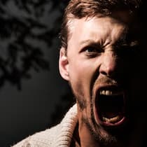 Was tun, damit man die Selbstbeherrschung nicht verliert? Ein Mann ist wütend und schreit