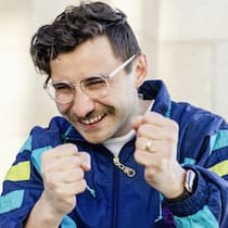 «Teile nach oben aus, nie nach unten» Humortrainer und Psychologe Bensch Sager in Boxerstellung und mit erhobenen Fäusten.