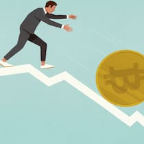 Ist jetzt die Gelegenheit, um günstig Bitcoins zu kaufen? Ein Geschäftsmann rennt einem Bitcoin hinterher, der auf einem gekrümmten Pfeil nach unten läuft. Da sich der Bitcoin-Kurs aktuell auf einer Talfahrt befindet, stellt sich die Frage zwangläufig: Soll man jetzt in Kryptowährungen investieren?
